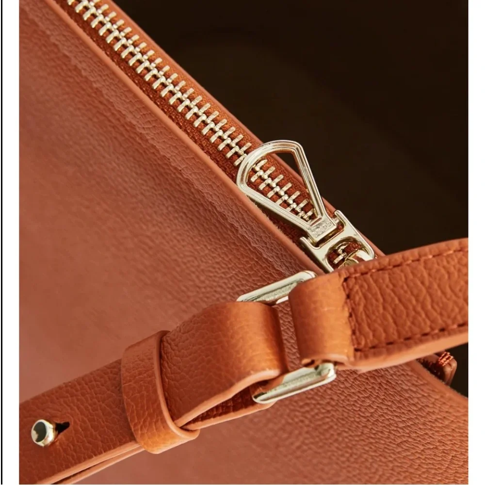 Reiss hudson leather bucket bag in hazel